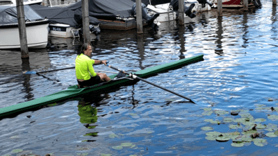 jeroen-in-skiff-na-omslaan jeroen-in-skiff-na-omslaan